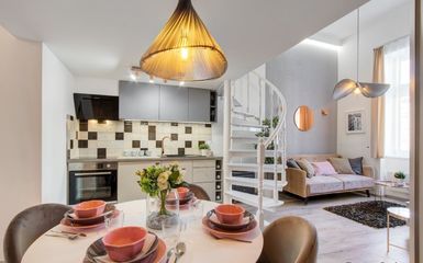 Egy újabb másfél szobás 43+10 m2-es lakás nőies lakberendezéssel a rosegold és a szürke színekkel