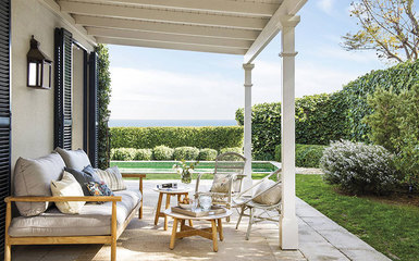 Klasszikus stílusú ház kellemes verandával, ápolt kerttel és kék zsalugáterekkel