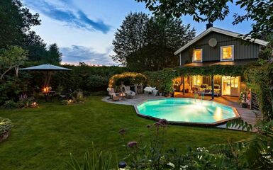Vidéki kétszintes ház terasszal, medencével, szépen gondozott kerttel és grillezővel