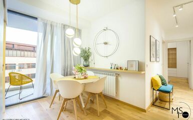 78 m2-es háromszobás lakás élénk sárga kiegészítőkkel tükrökkel és flamingókkal
