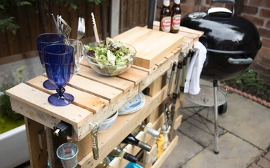Könnyen elkészíthető látványos barbecue asztal raklapokból kerti sütögetésekhez