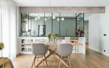 Üvegfalú konyha és halvány türkiz árnyalatok teszik izgalmassá ezt a spanyolországi lakást