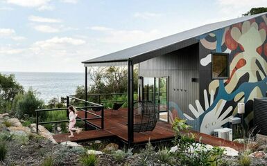 Egyedi külső festést kapott ez a látványos vízparti vendégház