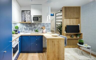 Praktikus lakberendezéssel és kontrasztos színekkel újult meg e 29+22 m2-es kis lakás