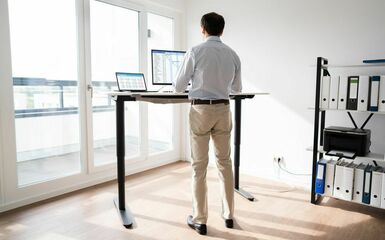 Miért érdemes állítható magasságú íróasztalt vásárolni?