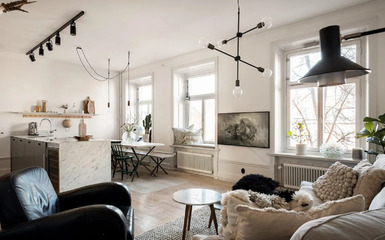 90 m2-es lakás skandináv lakberendezéssel kényelmes félszigetes konyhával