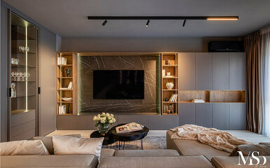 130 m2-es duplex lakás szürke és barna színekkel, stílusos modern lámpákkal