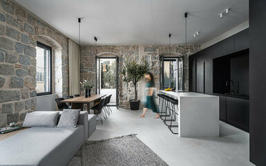 Rusztikus kövek és modern bútorok - Kikötőre néző stúdió apartman Horvátországból