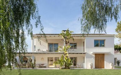 Mediterrán hangulatú új építésű medencés ház Ibiza szigetén