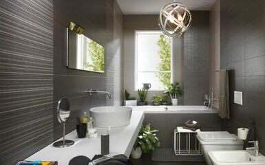 Modern fürdőszobai látványtervek változatos tükör megoldásokkal és burkolatokkal