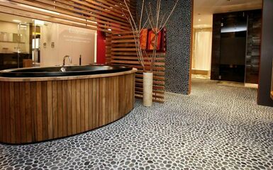 A természet érintése - Kavics mozaik burkolat fürdőszobákba