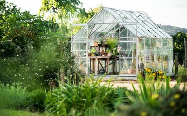 Üvegházak és fém tárolók a kreatív kerti tevékenységhez