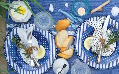 Kék és fehér dekorációval tengerparti piknik hangulatot varázsolhatsz a kertedbe