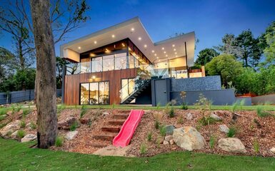 Modern kétszintes családi ház Melbourne külvárosából