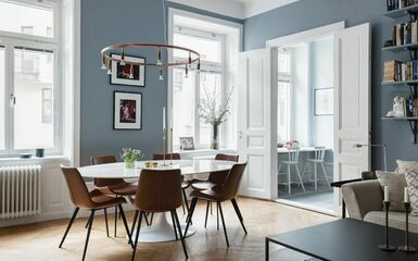 70 m2-es skandináv lakás modern megoldásokkal fehér bútorokkal halványkék falszínnel