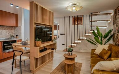 Káprázatos 36 m2-es budapesti galériázott lakás vörösesbarna, zöld és natúr fa színkombinációval 