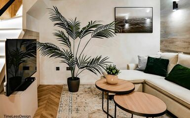 Kényelmes galéria, egyedi étkezőpult és hangulatos lakberendezés jellemzi ezt a belvárosi 27 m2 + 10 m2-es kis lakást