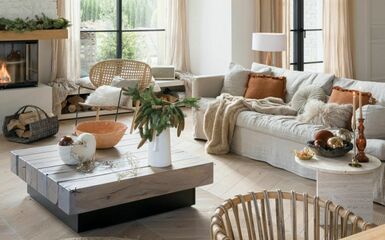 Ünnepi díszbe öltözött bájos fehér farmház, ahol minden a természetességről szól