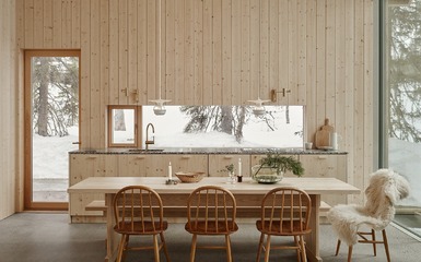 Letisztult formavilággal és minimalista esztétikával készült erdei ház Lappföldról