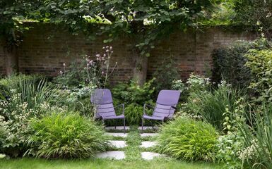 Varázslatos belső udvar üde növényekkel, lila székekkel Londonból - Előtte és utána képek