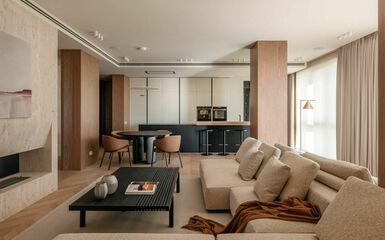 Modern családi otthon természetes anyagokkal, földszínekkel és finom eleganciával