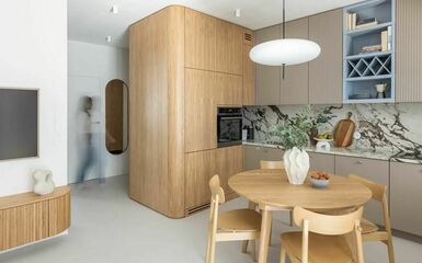 40 m²- es kis alapterületű lakás íves konyhabútorral, natúr színvilággal és stílusos fürdővel