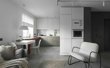 Minimalista terek és bútorok terrakotta kiegészítő színnel egy 76 m²‑es gyerekszobás lakásban