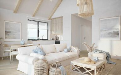 Napfényes vízparti nyaraló natúr színekkel és természetes lakberendezési kiegészítőkkel berendezve