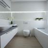 Budapesti családi ház világos stílusos fürdőszobája a falfülkében 3d-s csempével