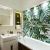 Dzsungel mintás burkolat fürdőszobában